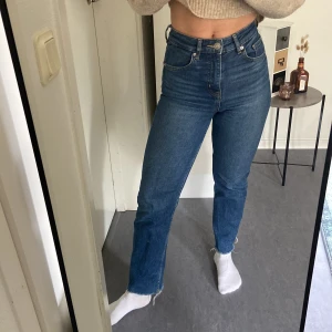 Mörkblåa raka jeans - Mörkblåa jeans med raka ben i stretchigt, skönt material!  Är i bra skick.