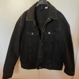 Jeansjacka - Säljer min svarta jeansjacka som aldrig kommit till användning. Kom privat för mer frågor eller bilder 