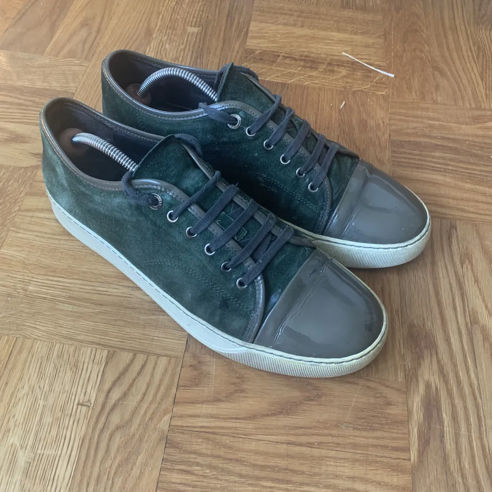 Gröna limited Cap toe Lanvin skor. Använda runt 20 gånger men fortfarande fräscha. Liten fläck vid tån som syns på bilden. Köpta för 5000kr. Stor i storleken så skulle säga 44 i EU.. Skor.