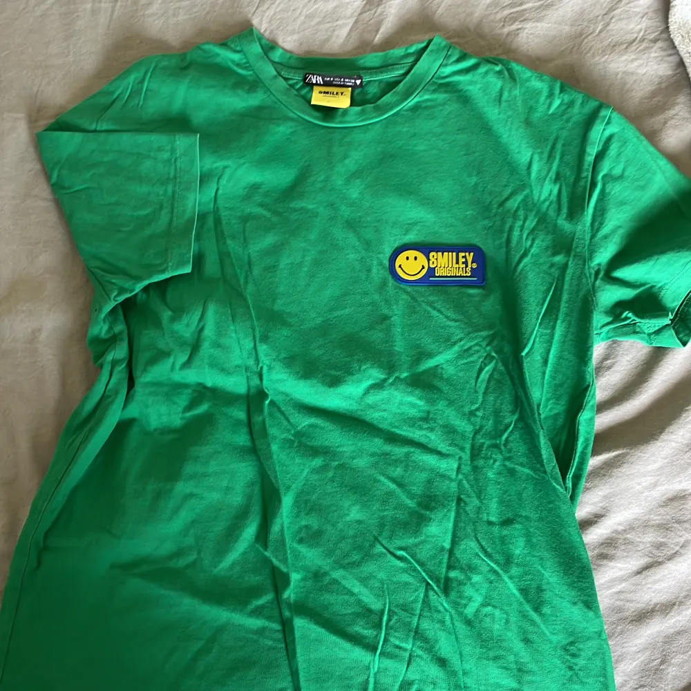 Jätte fin grön t-shirt från zara, lite använd.. T-shirts.