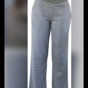 Lågmidjade mjukisbyxor  - Ett par gråa mjukisbyxor som jag köpte här på plick. Har inte använt någon gång då de visade sig vara för korta på mig! Benlängd på byxorna är 29cm alltså från grenen till byxbenets slut. För fler bilder eller mer information kom privat!❤️ 