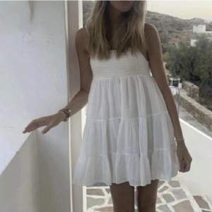 En jätte söt och trendig sommar klänning från Zara. Klänningen är i nyskick och storlek S. jag säljer den för 200kr + frakt:))🫶🏻🫶🏻