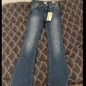 Jeans av märket only i storlek s/30. orginal pris: 449kr. Helt oanvänd. Säljer för att jag inte var nöjd med hur dem såg ut men kunde inte returnera.