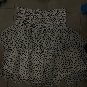 Volangkjol från chelsea - Aldrig använd. (Köparen står för frakten)