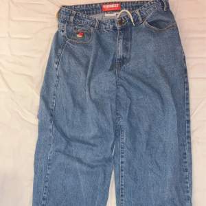 Säljer dessa knappt använda Butter baggiest jeans. Ny pris 1200+ köpta på junkyard   Size : 30