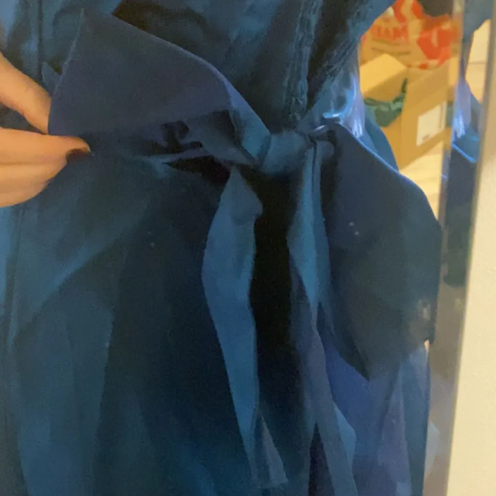 En blå balklänning från Cherlone! Den är tyvärr för stor för mig som brukar ha S, (klänningen är i M). Bild 2 visar hur för stor den är, och den är också lite för lång för mig (161cm). Jättefin med rosett i bak!🫶 Tveka inte att skriva eller buda. Klänningar.
