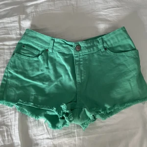 Fina gröna shorts! - Gröna jeansshorts från Cubus i storlek 36! 