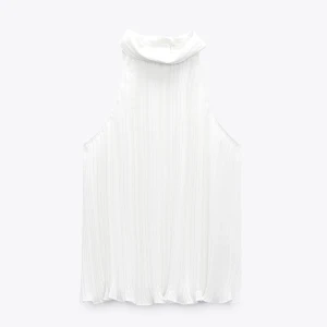 Halterneck topp - Plisserad vit topp med halterneck från Zara🤍storlek XL. Aldrig använd, prislapp sitter kvar.