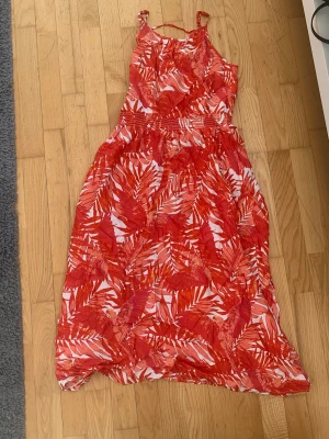 Sommarklänning  - Säljer denna färgglada sommarklänningen, den är från H&M och nästan helt oanvänd. Nypris var runt 200kr och säljer nu för 100kr, den är i storlek EUR 152