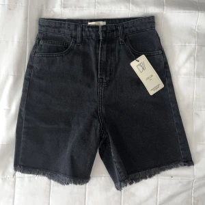 Jeansshorts  - 🤍Splittrans nya jeansshorts, lapp finns kvar! 🤍Säljs pga returtiden gått ut. Nypris: 339kr Nytt pris: 200kr