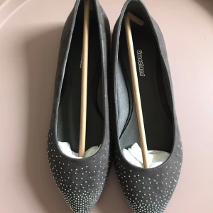 Gråa ballerinaskor - Mörkgråa ballerinaskor, helt nya, i storlek 38. Perfekta för sommaren!  För bara 220kr.