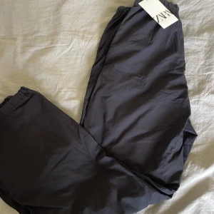 Byxor - Jätte fina, luftiga svarta zara byxor  Köp varan via köp nu!