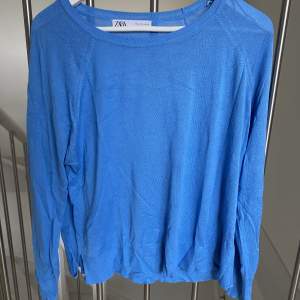 Säljer en blå stickad tröja från zara, den är använd fåtal gånger ❤️ säljer för 80kr+ frakt ❣️