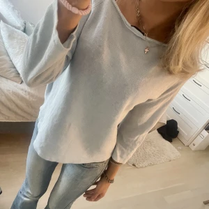 Babyblå topp - Tunn stickad tröja jag hittade utomlands förra sommarn💙