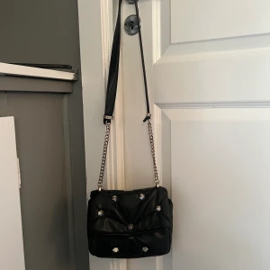 Zara väska  - Svart väska från zara med nitar, köpte förra året och kan skickas med Postnord 💕