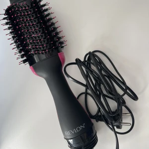 Värmeborste revlon - Helt ny värmeborste. Köpt för 599 kr i början av april, förpackningen kvar. Pris kan diskuteras. Modell: Revlon Dryer and Volumiser RVDR5222