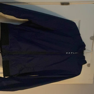 Replay regnjacka - Gammal regnjacka Skick 9/10 använd ett par gånger  Nypris ca 2000