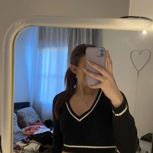 Topp - En croppad svart långärmad topp, fint skick då den inte är använd! Passar Xs eller s beronde på hur man vill att den sitter 