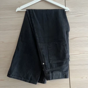 Grå jeans från levis - gråsvarta Levis byxor i modellen high loose strl 26/33. 