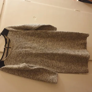 Klänning av Åhlens i stlk 36/38 - En svat/vit klänning från Åhlens i storlek 36/38 (s).  Se bilderna för detaljer och fram- och bakbilder.