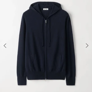 Soft goat zip hoodie - Säljer min feta soft goat zip hoodie 100% cashmere Skick:9/10 Skriv för fler bilder Passar även M Priset är inte hugget i sten. Nypris är 2795kr
