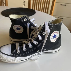 Converse  - Intressekoll på mina converse i storlek 38. De är i bra skick så om jag ska sälja så säljer jag för minst 500. Kan tänka mig att byta mot ett par platå converse eller vanliga i storlek 37 också💞