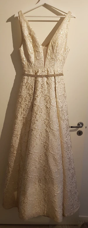 Balklänning - Underbar balklänning inköpt på Pink and Purple i malmö för 4500kr använd endast några timmar på bal. Bilderna gör den inte rättvis skimrar i guld har dessutom fickor. Skickar gärna fler bilder vid intresse. Priset kan diskuteras vid snabb och smidig affär