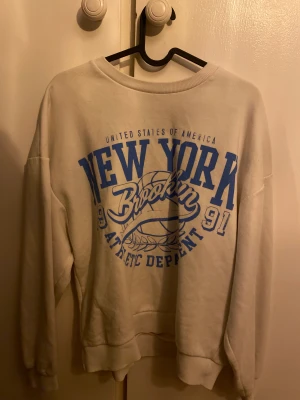 Sweatshirt  - Super fin tröja från Gina tricot, sparsamt använd!