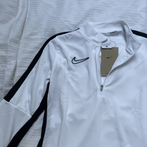 Nike zip träningströja - Half zip träningtröja från Nike. Helt oanvänd🤍
