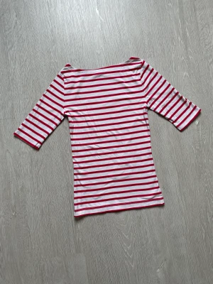 Trekvartärmad tröja  - Tröja från Gap använd men i jättebra skick. 