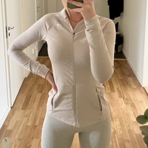 Gymshark träningströja - I fint skick, strl xs, biege från gymshark