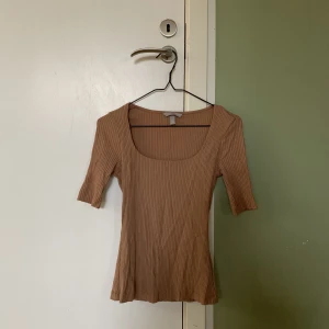 H&M T-Shirt - Knappt använd. 