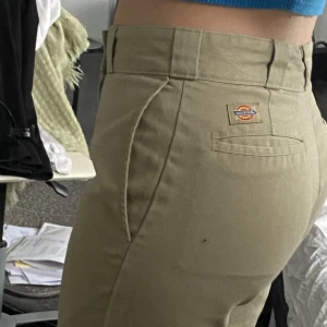 Chinos - Dickies chinos köpta secondhand, dem är för korta för mig o jag är 160:) typ aldrig använda 