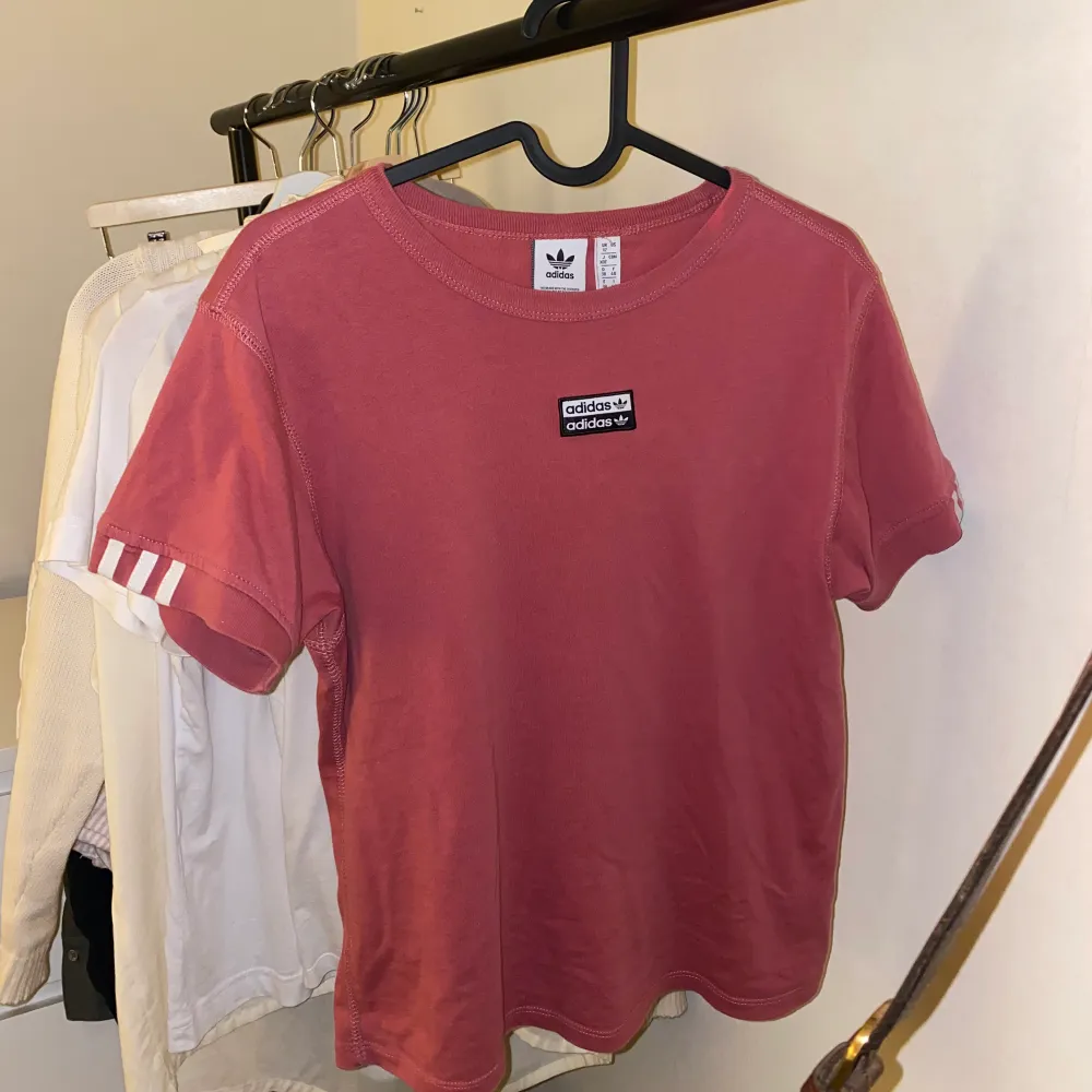 Söt adidaströja i rosa. Svårfångad färg men mest lik på 3:e bild. Köparen står för frakten ✨. T-shirts.