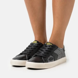 Les temps des cerises skor - Säljer dess snygga och coola skorna som är helt slutsålda. Nypris: 700kr.  Mitt pris: 200❤️  Knappt använda då de inte kommer till användning❤️ Skriv vid frågor och funderingar!❤️