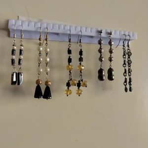  5 par örhängen, med hematiter - 1 av örhängena med glittrade stenar. är handgjorda med halvädelstenar, kristaller, hematiter, kristaller   och sötvattenpärlor.Inga är använda. 150 för alla 5!