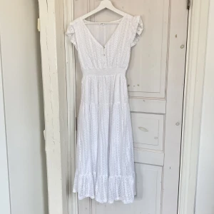 Studentklänning  - En lång vit sommarklänning eller studentklänning 😍 så fin och bra kvalité. Från mango i storlek M. Säljer för 250kr ❤️ 