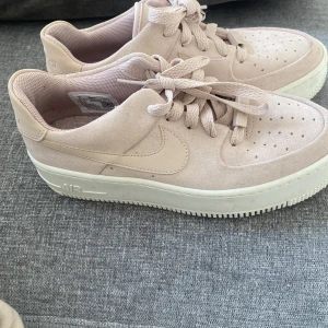 Rosa nike air force 1 - Rosa nike air force 1. Knappt använda i strl 36.5