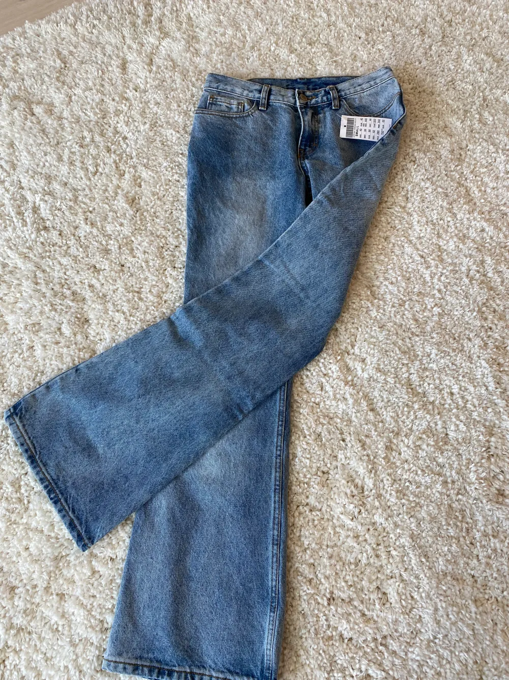 Säljer nu dessa jeans ifrån brandy Melville då de är för små för mig. Midjemåttet är74cm när man knäppt knappen. Aldrig använda med lappen kvar. Köpta för 440kr. Jeans & Byxor.