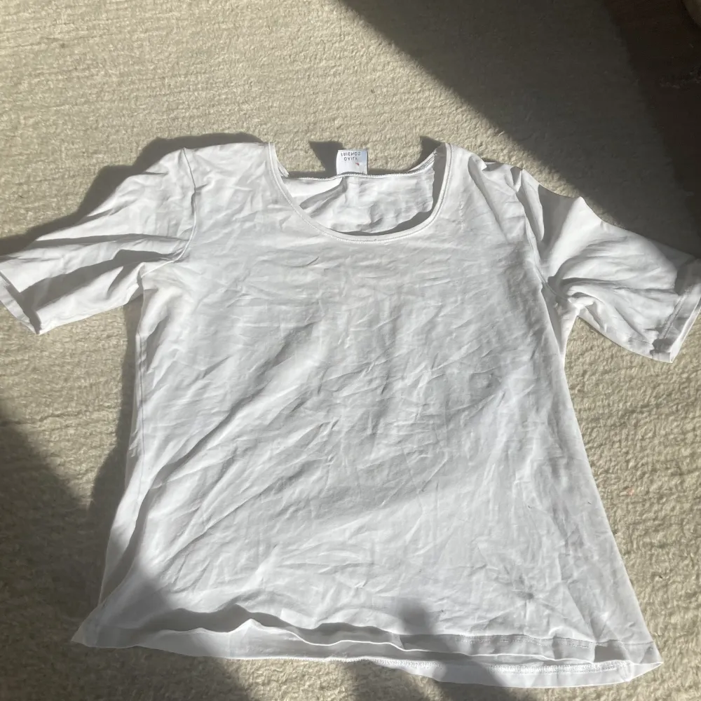 Söt vit t-shirt från Belly Barday elements, strechigt matrial🌸. T-shirts.