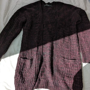Lång stickad kofta - Lite längre stickad kofta med fickor i svart och vinrött garn