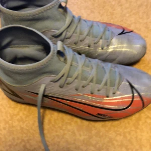 Kylian Mbappe Fotbollskor - Stiliga fotbollskor, bra skick ny pris 1100