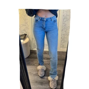 Jeans - Jeans med slit från zara (använda fåtal gånger, väldigt bra skick) 
