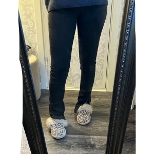 Jeans - Jeans med slit från zara (sprucken söm vid midjan) 