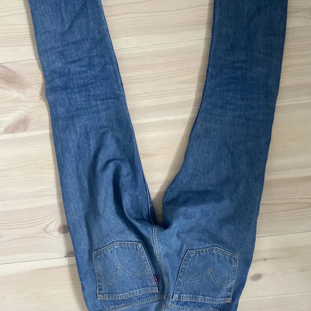 Ett par mörkblåa Levis jeans som är oanvända. Bra skick. . Jeans & Byxor.
