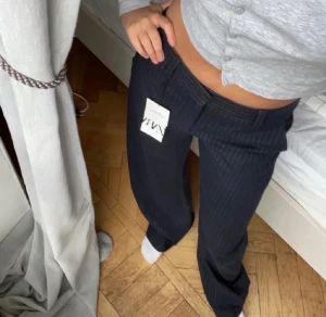 populära zara byxor 🖤 - de supersnygga kostymbyxorna från zara. storlek s! används inte längre, därav säljer jag de. uppsydda till någon som är 160-165! 🖤