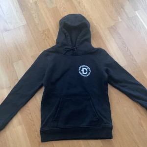 Svart hoodie - En svart dirtcult hoodie i storlek m i dam modell den är ungefär som en s i storleken, använd ca 2 gånger