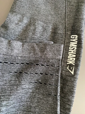 GymShark storlek XS - Högmidjade tights i storlek XS och är trekvartslånga.  Aldrig använda! 