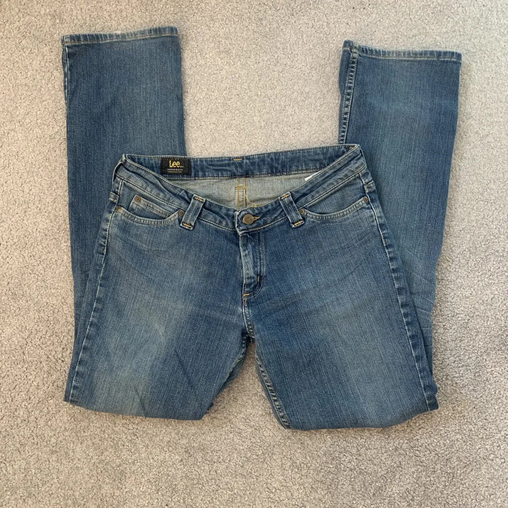 Lågmidjade bootcut jeans från lee. 💙👖  . Jeans & Byxor.