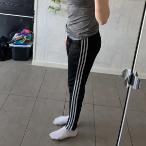 Byxor - Ett bar adidas byxor i bra skick(använda och syns lite på dem) köparen står för frakten 